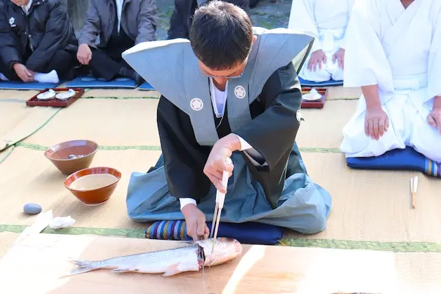 盤の魚と弓引き神事