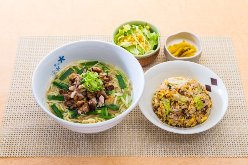 Un ensemble (ramen taïwanais + riz demi-frit) Cuisine taïwanaise Taipei