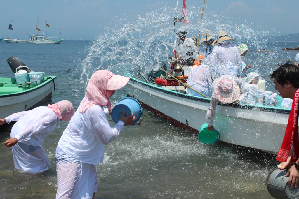 水の戦いが始まります
潮かけ祭り