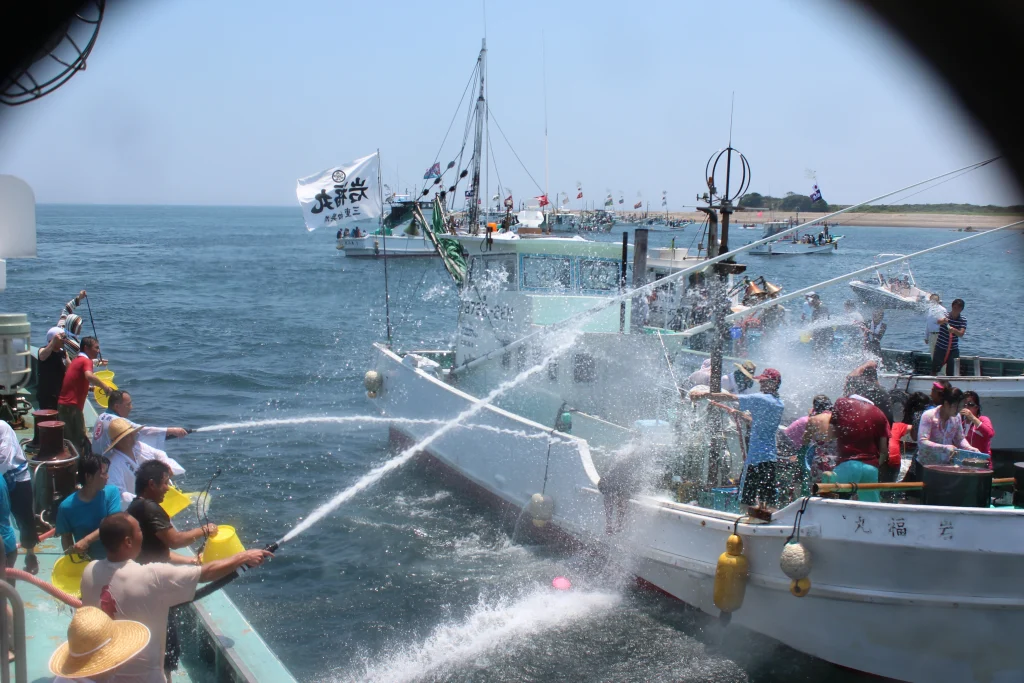 船と船の水上バトル
潮かけ祭り