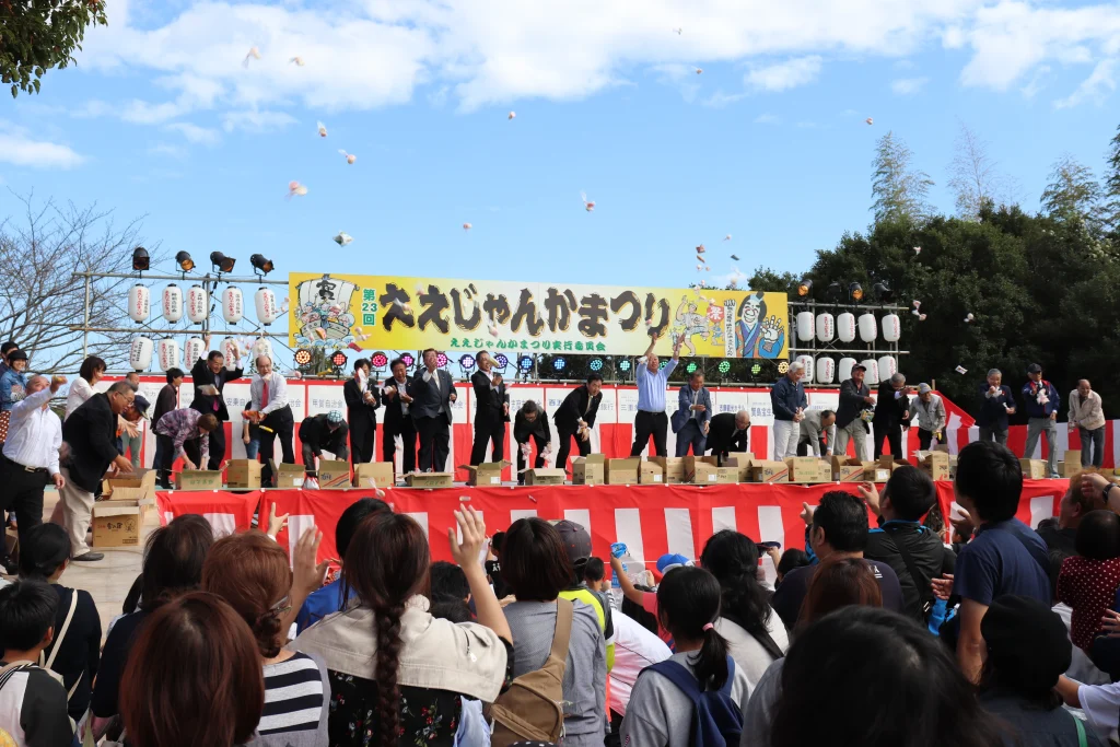 ええじゃんか祭り　お餅投げ