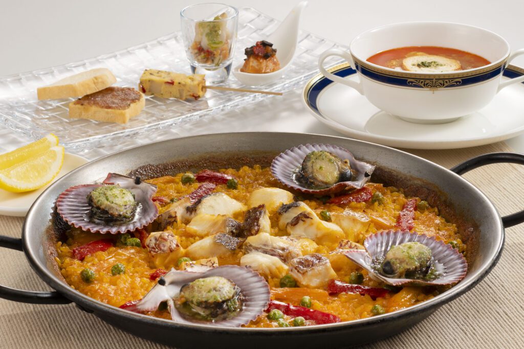 “新海鲜饭 伊势志摩 伊势田和鳍贝海鲜饭” 4,500日元（餐厅“Alhambra”） *最少接受2人点餐。