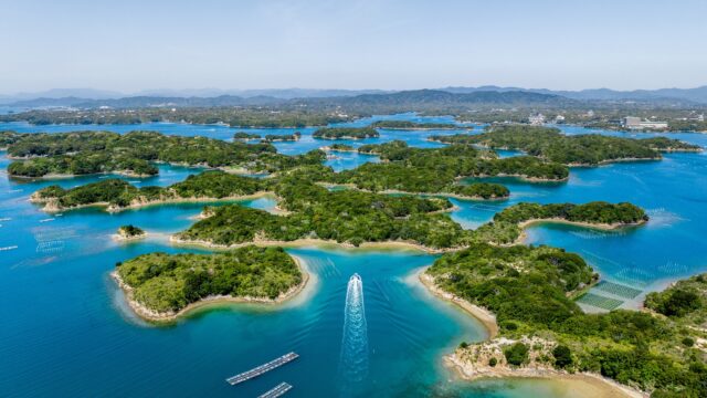 🚢 AGO BAY BLUE PASS
英虞湾をゆったり巡る、期間限定の周遊クルーズ。

🗓 運航期間：2025年5月12日（月）〜10月31日（金）
📍 出航地：賢島港（三重県志摩市阿児町神明）〜 他
💴 運賃：1回の乗船につき 1,500円（大人・小人同額・1歳以上）

波穏やかな英虞湾をすべるように進む船旅。
リアス海岸の入り組んだ美しい風景を、海上から静かに楽しめます。
寄港地ではホテルや観光地へのアクセスも可能。
移動そのものが、旅の一部として深く心に残る時間になります。

英虞湾の自然に包まれながら、静かなひとときをお過ごしください。

#AGOBAYBLUEPASS #英虞湾 #賢島 #クルーズ旅 #伊勢志摩 #船旅 #三重観光 #ゆったり旅 #日本の自然 #大人の旅